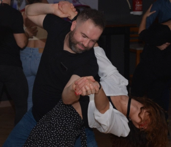 Descubre cuales son los tiempos de los bailes de salsa desde cero en Málaga