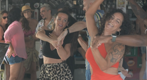 Imagenes de salseros de Málaga bailando en chiringuito la traviata playa